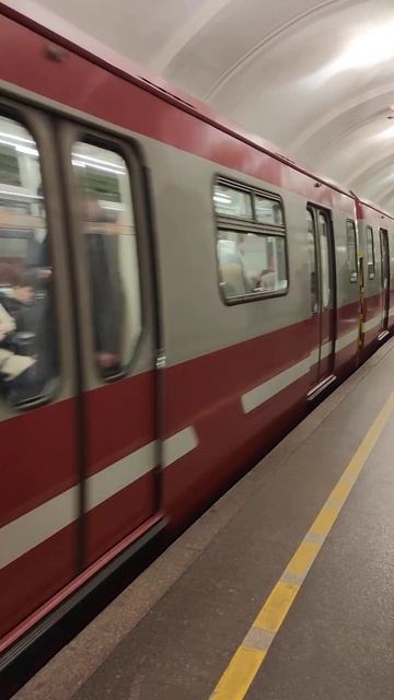 Юбилейный 81-722.1/723.1/724.1 на Пушкинской в Петербургском метрополитене