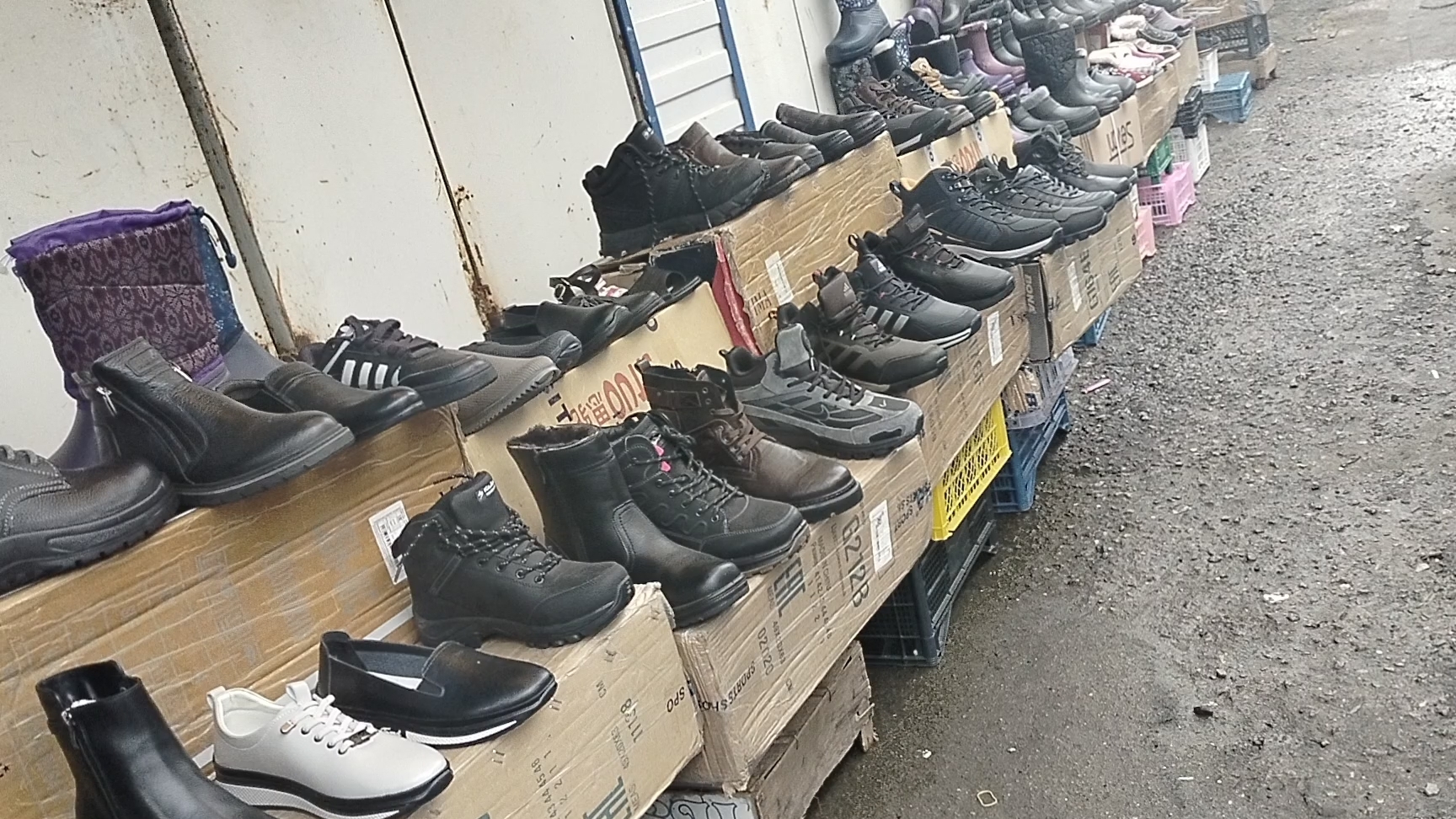 Посетили Мценский вещевой рынок.Дедушка утеплился. К зиме почти готов.