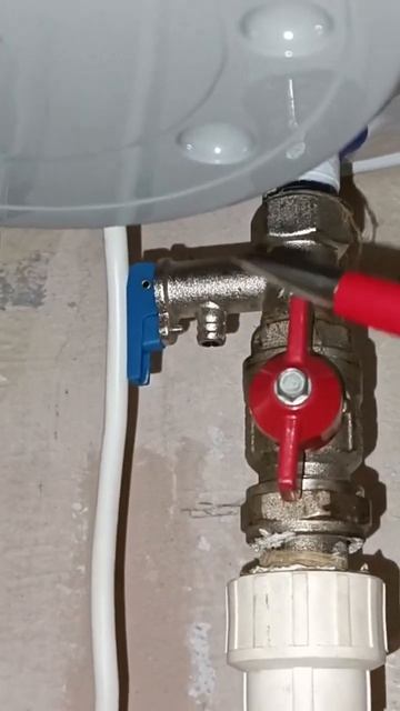 Течет предохранительный клапан??? Течет клапан водонагревателя..... смотреть онлайн