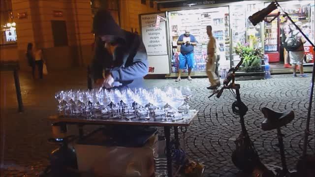 Прага. Уличный музыкант. 09. 2016 г. смотреть онлайн