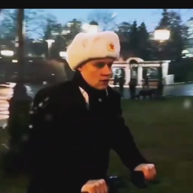 Транспортное средство Ярослава... перед концертом в Кремле... смотреть онлайн