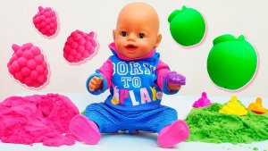 Кукла Эмили лепит из пластилина плей до розового пингвина и зеленую собачку!