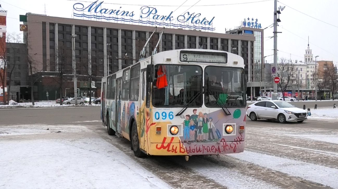 Троллейбус Екатеринбурга ЗиУ-682Г-012 [Г0А] борт. №096 маршрут 9 прибывает на к/ост. "ЖД вокзал" смотреть онлайн