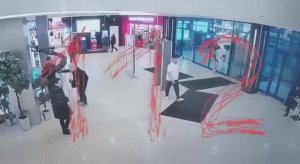 Буйный зумер пырнул охранника московского ТЦ ножом, а после ранил нескольких полицейских