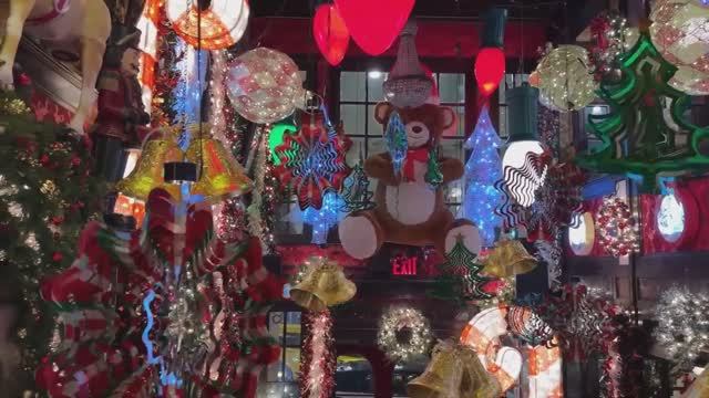 🇺🇸 Рождественские огни Нью—Йорка и праздничная прогулка🎄💂🏼- Волшебство в центре Манхэттена🎁 смотреть онлайн