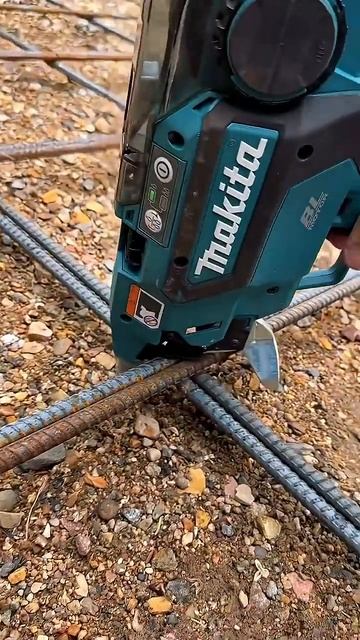 Аккумуляторный пистолет Makita для вязки арматуры в действии😎👍 смотреть онлайн