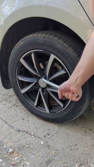 Как открутить закисший болт на колесе автомобиля