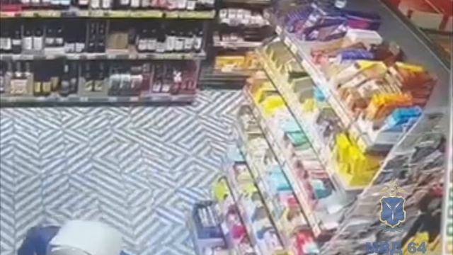 В Саратове задержатели "сладкоежку", который вынес почти 90 плиток шоколада смотреть онлайн