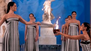 Боги разгневаны? Олимпийский огонь в Греции впервые зажгли в помещении