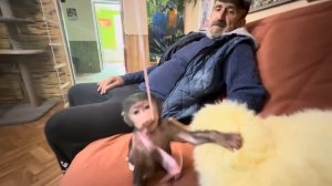 Анфиса увидела папу Влада в окне, обрадовалась и дарит всем свое сердце)))