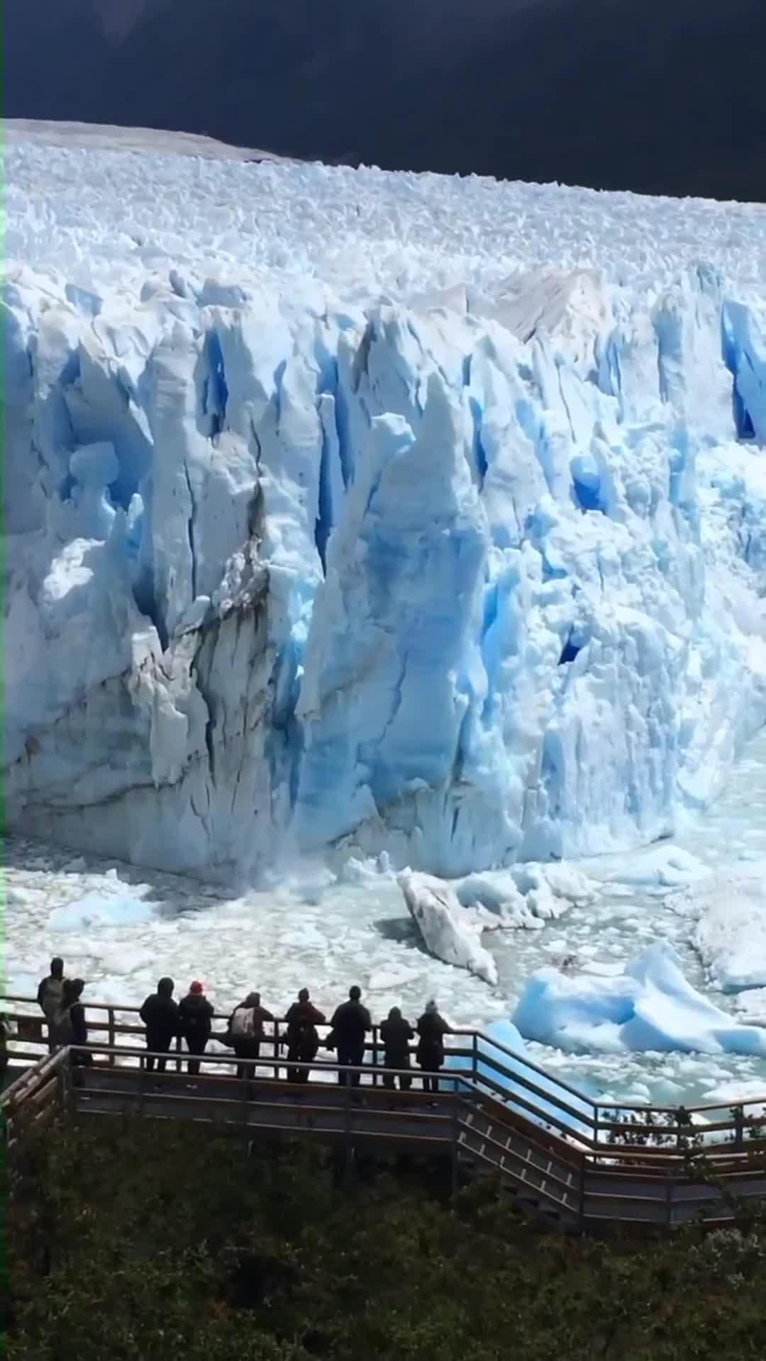 Ледник Перито-Морено находится в национальном парке Лос-Гласиарес в Южной Аргентине. Его площадь ... смотреть онлайн