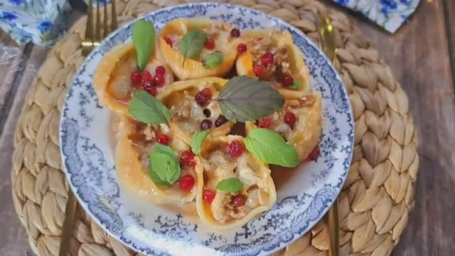 2 рецепта ужина! 1. Канеллони с моцареллой под мясным соусом.2 Королевские ракушки с фаршем и сыром. смотреть онлайн
