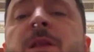 У обдолбанного карлика Зеленского, что-то вылетело из носа во время его обращения