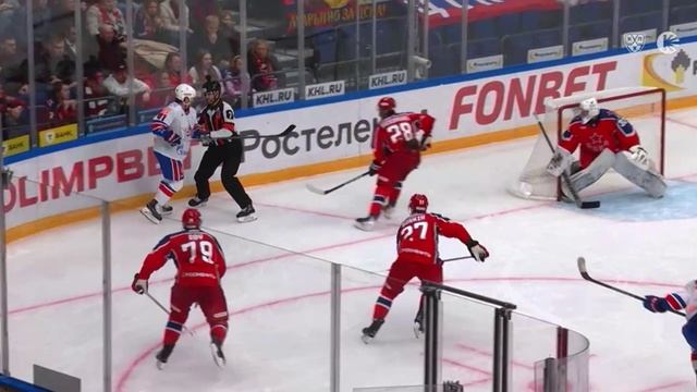 Судья упал после столкновения с игроками 😬 смотреть онлайн