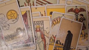 ТАРО РАСКЛАД\ КОМУ ВЫ НЕ ДАЕТЕ ПОКОЯ?!