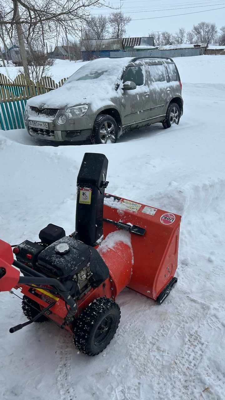 Ну, а что? Девушки тоже могут 😃 #shorts #зимние развлечение #уборка снега #красивая девушка