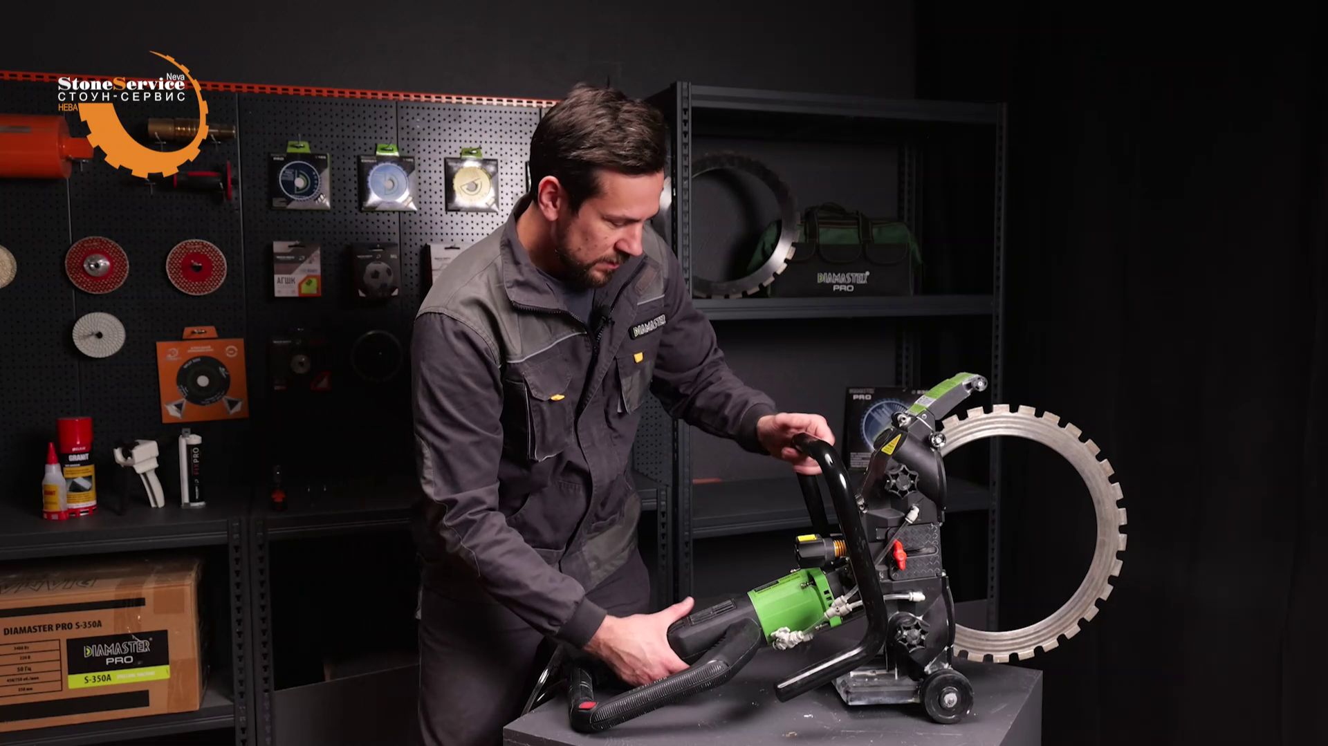 Как повернуть рукоятку на кольцерезе по бетону Diamaster TITAN-400 смотреть онлайн