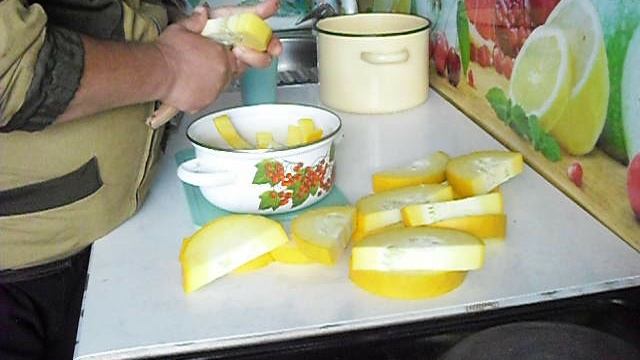 чистим кабачок