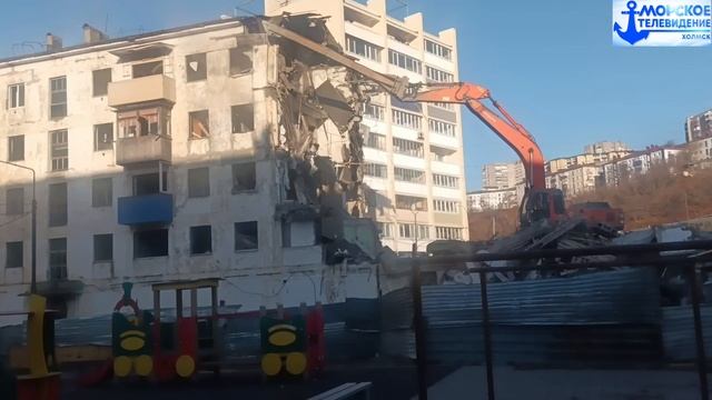 Процесс сноса дома 74 улицы Советской города Холмск смотреть онлайн