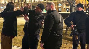 ЛЕВ ПРОТИВ - ПЬЯНЫЙ НЕАДЕКВАТ С НОЖОМ В ПАРКЕ