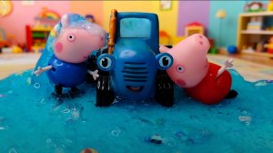 Свинка Пеппа и Джордж находят волшебную бочку со слаймом! Синий трактор в слайме