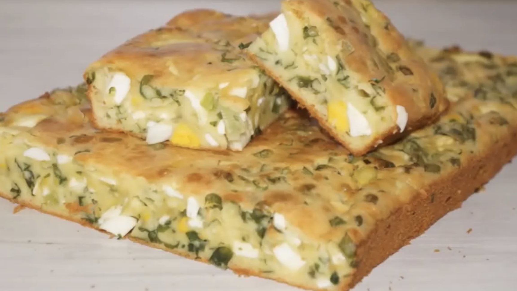 Пирог на скорую руку с начинкой из яиц и зелёного лука. Очень вкусно. Просто приготовить! смотреть онлайн