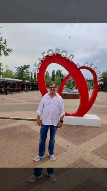 ИИ делает фото живыми. Сходство зависит от качества фото, в черно-белых может не угадать цвет глаз. смотреть онлайн