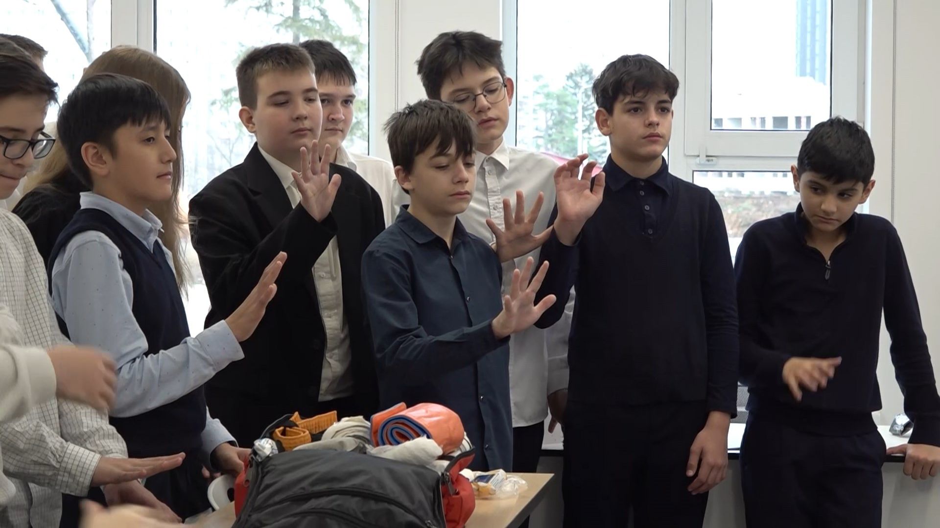 (12+) Проект «Наставник Z»: школьники посетили урок мужества с участником СВО смотреть онлайн