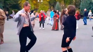 ТЫ ТАК КРАСИВО ТАНЦУЕШЬ! ОКТЯБРЬ 2023 ХАРЬКОВ ТАНЦЫ В ПАРКЕ УКРАИНА