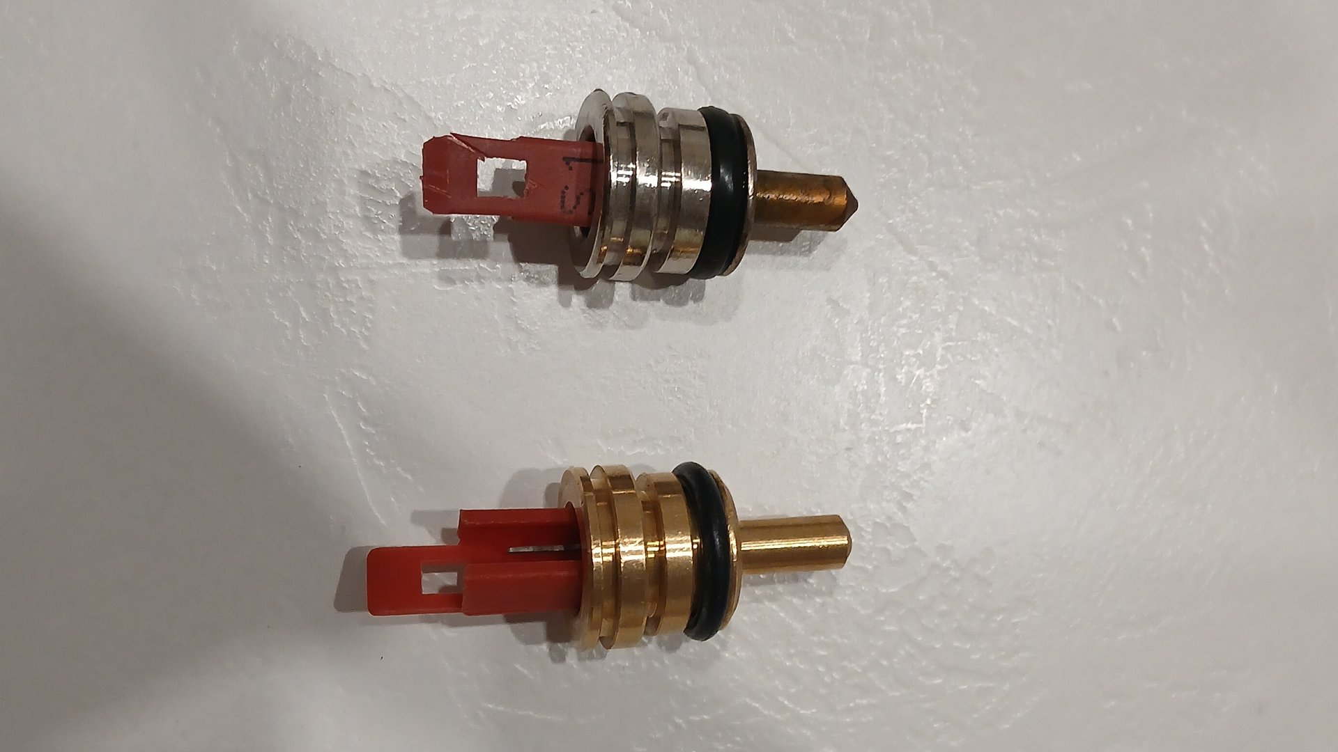 Показываю как выглядит датчик температуры ГВС с котла Baxi Eco Home 24F после 8 лет эксплуатации смотреть онлайн