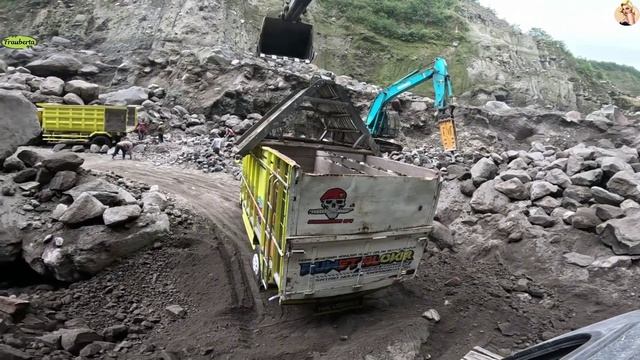 Строительство, экскаватор копает песок смотреть онлайн