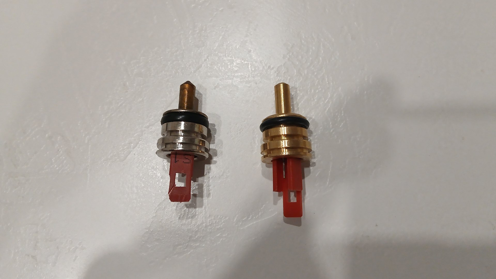 Показываю как выглядит датчик температуры ГВС с котла Baxi Eco Home 24F после 8 лет эксплуатации смотреть онлайн