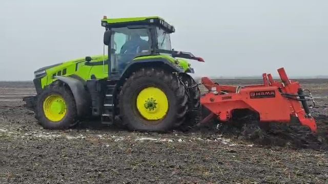 Трактор ZOOMLION DV 3354 C глубокорыхлителем КАМА TIGER 4  (экстремально влажный чернозем)