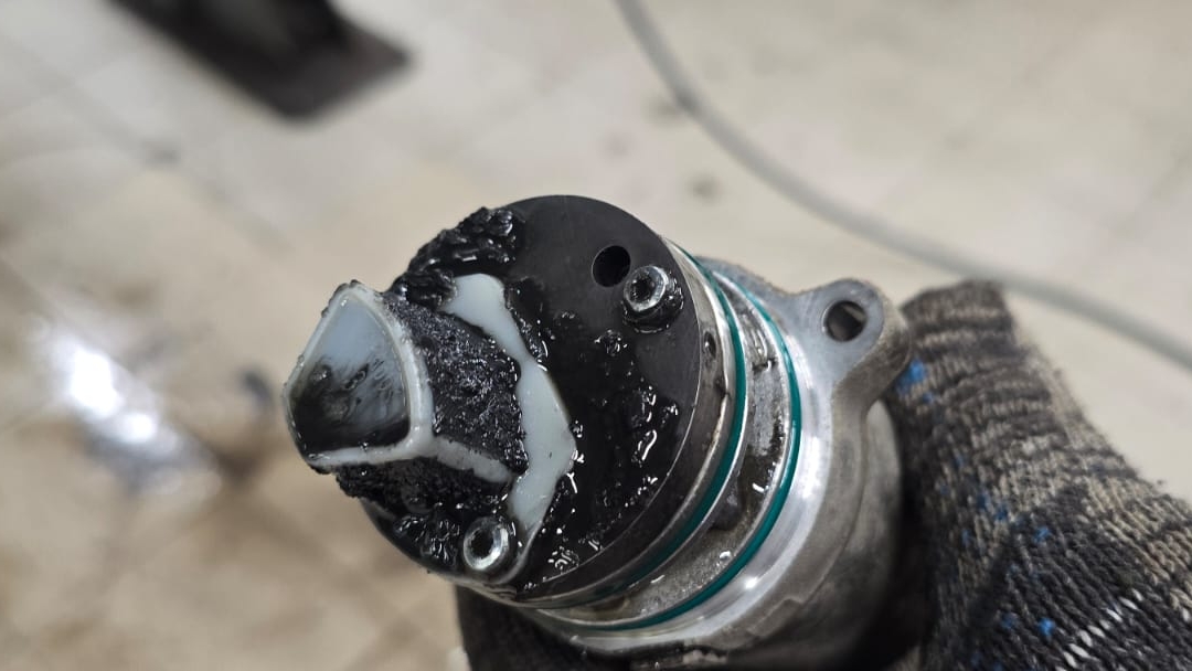 Слив и замена масла в АКПП, Муфте Халдекс и редукторах на дилерском Geely Monjaro смотреть онлайн