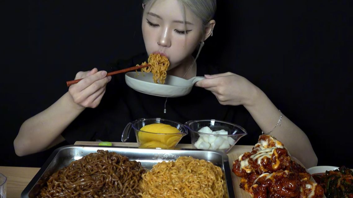 🔥🍲 Мукбанг и Mukbang : КОРЕЙСКАЯ КОМБО-МЕЧТА! 🍗 Курица + 3 вида лапши + кимчи смотреть онлайн