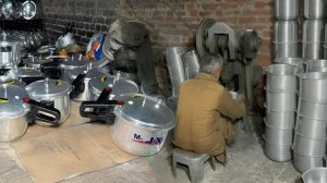 Невероятный процесс переработки алюминиевого лома в новые большие алюминиевые кастрюли. Индия