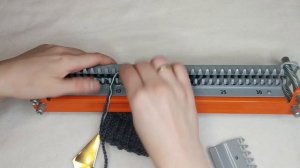 Носки с квадратной пяткой и укрепленной подошвой на ручной машинке Ивушка | как связать мастер класс