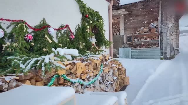 Сильный Снегопад в Швейцарии🇨🇭Жизнь в Изолированной Горной Деревне Швейцарии Зимой❄️ смотреть онлайн