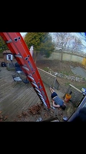 Нужно правильно устанавливать лестницу