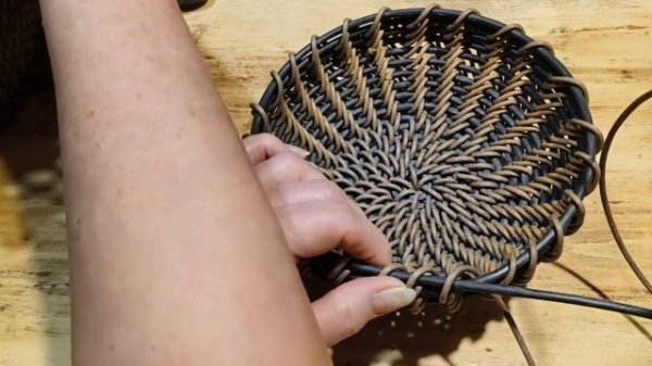 Вазочка корневым плетением из ротанга.
Основа трубка 4 мм, рабочая лоза пруток 2.5 мм.