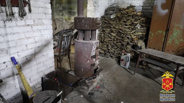 В Кемеровской области - Кузбассе сотрудники полиции спасли мужчину на пожаре смотреть онлайн