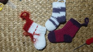 НАВЯЗАЛА 😊 НОСОЧКИ КРЮЧКОМ НА ЁЛОЧКУ🎄