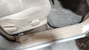 Как снять внутренние пластиковые накладки на пороги Toyota Corola