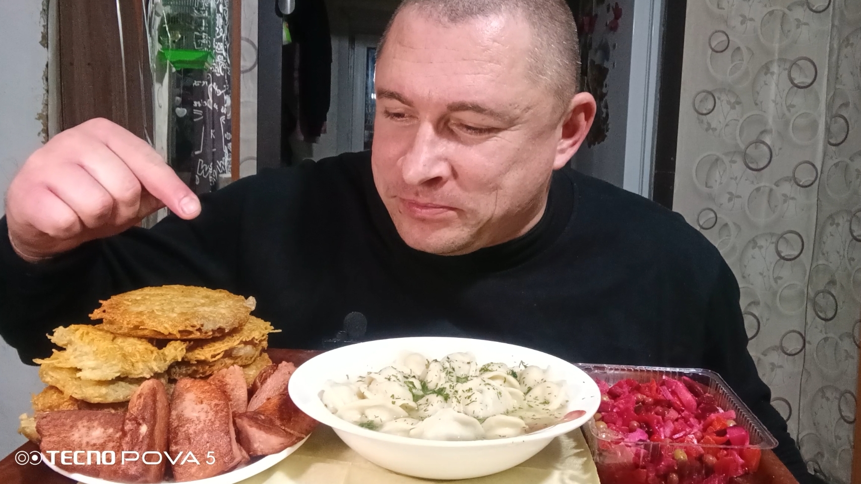 мукбанг/обжорыч/пельмени,салатик, жареная колбаса, драники/ смотреть онлайн