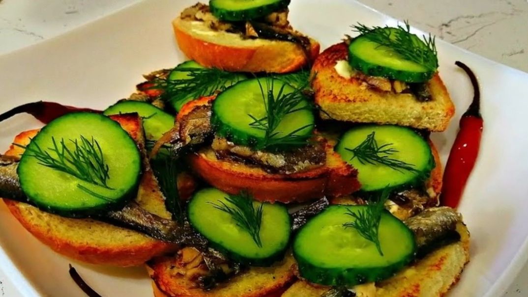 БУТЕРБРОДЫ СО ШПРОТАМИ. ВКУСНЫЙ РЕЦЕПТ БЫСТРЫХ БУТЕРБРОДОВ СО ШПРОТАМИ И ОГУРЦОМ смотреть онлайн