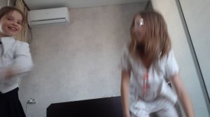 я с подругой повторяю танец