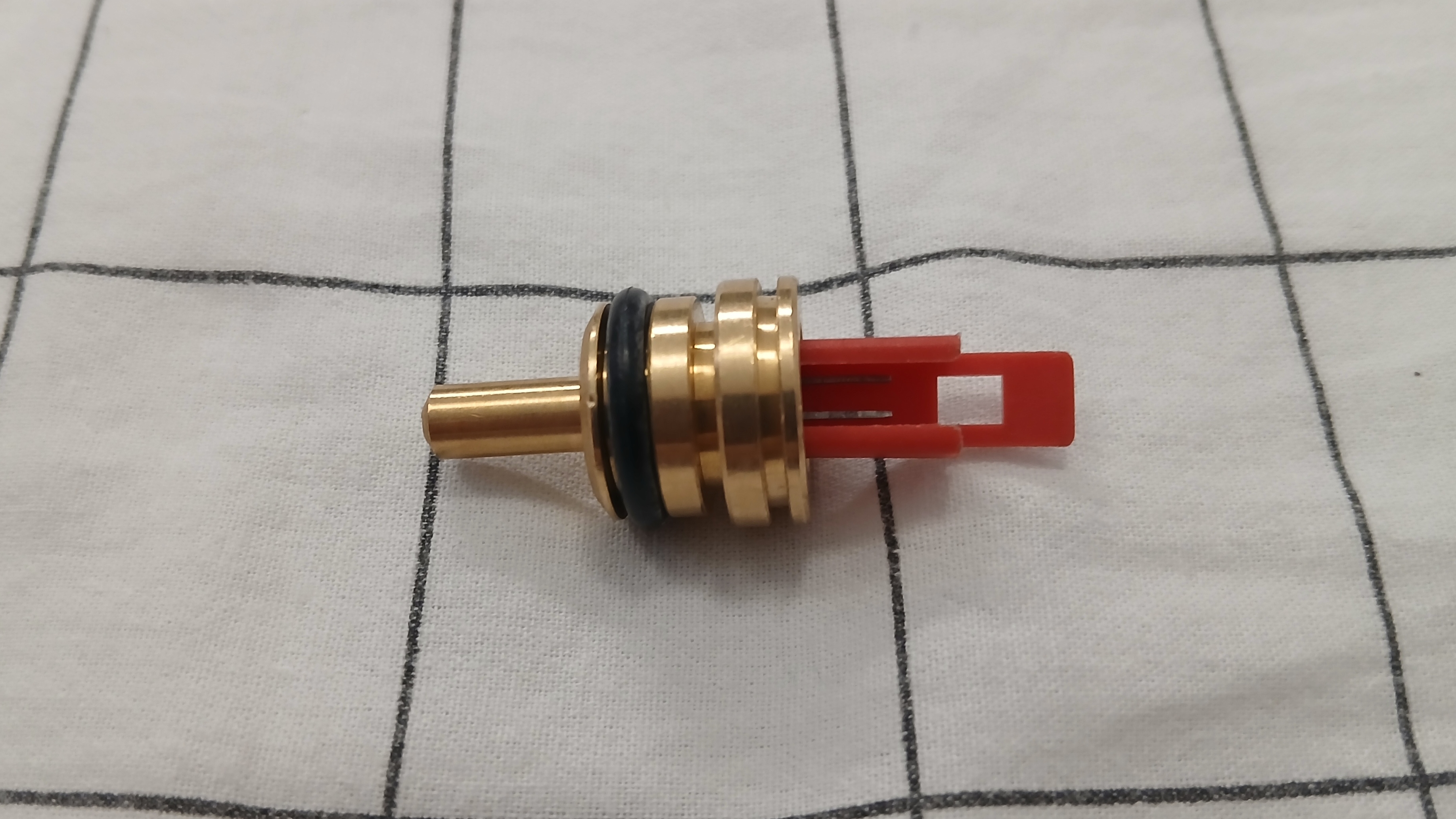 Показываю внешний вид датчика температуры ГВС для котла Baxi Eco Home 24F смотреть онлайн