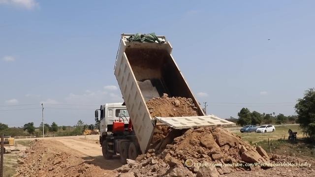 Бульдозер толкает грунт, соединяя мост с дорогой. смотреть онлайн