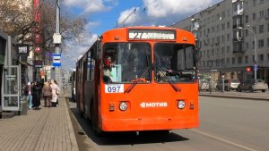 Троллейбус Екатеринбурга ЗиУ-682Г-012 [Г0А] борт. №097 маршрут 27 на остановке "Проспект Ленина"