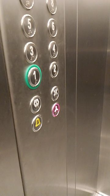 веду себя странно в лифте